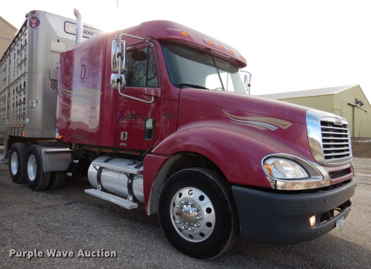 image for item JH9905 2006 Freightliner Columbia 120  semi truck