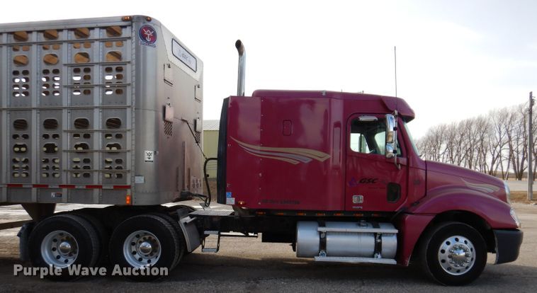 image for item JH9905 2006 Freightliner Columbia 120  semi truck