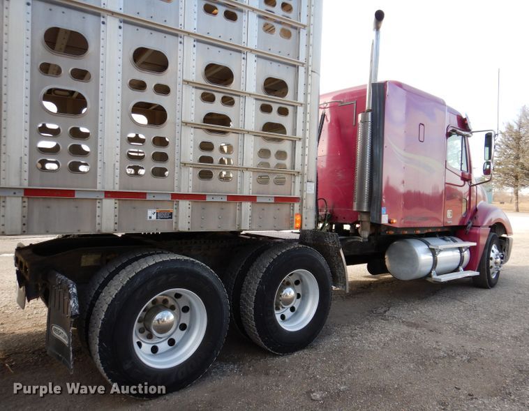 image for item JH9905 2006 Freightliner Columbia 120  semi truck