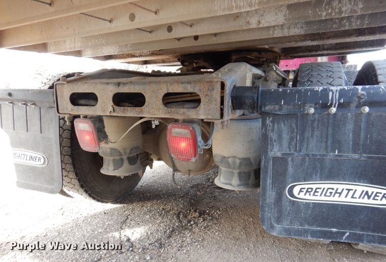 image for item JH9905 2006 Freightliner Columbia 120  semi truck