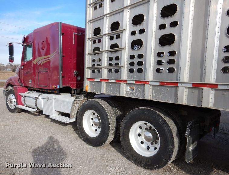 image for item JH9905 2006 Freightliner Columbia 120  semi truck