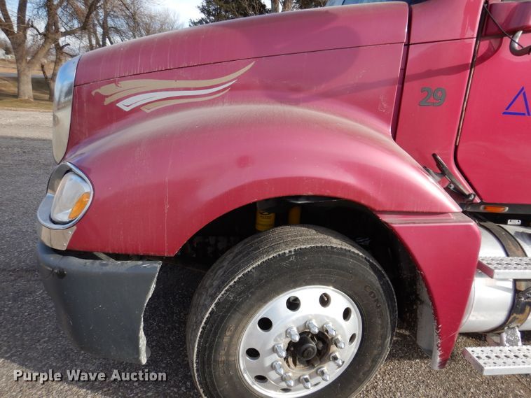 image for item JH9905 2006 Freightliner Columbia 120  semi truck