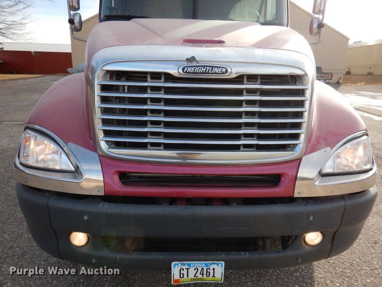 image for item JH9905 2006 Freightliner Columbia 120  semi truck