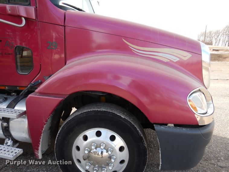 image for item JH9905 2006 Freightliner Columbia 120  semi truck