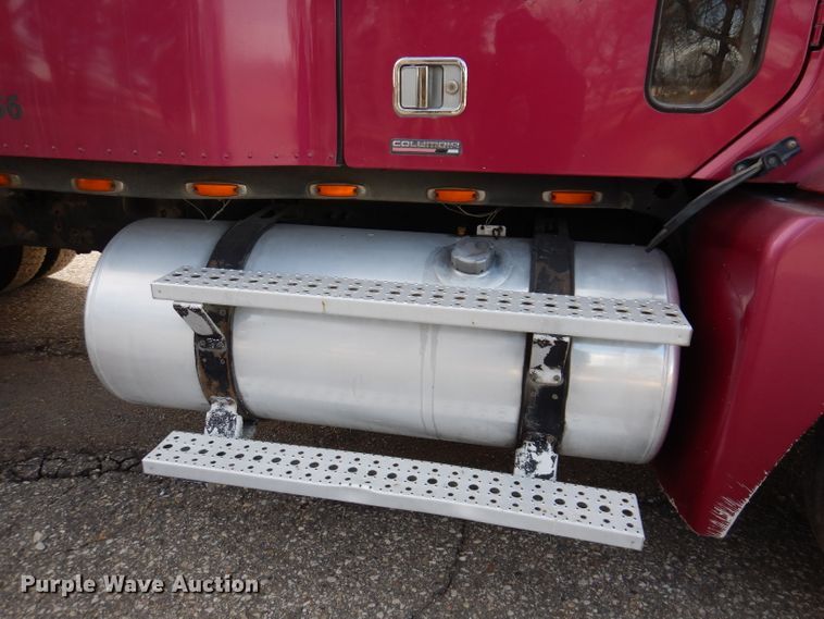 image for item JH9905 2006 Freightliner Columbia 120  semi truck