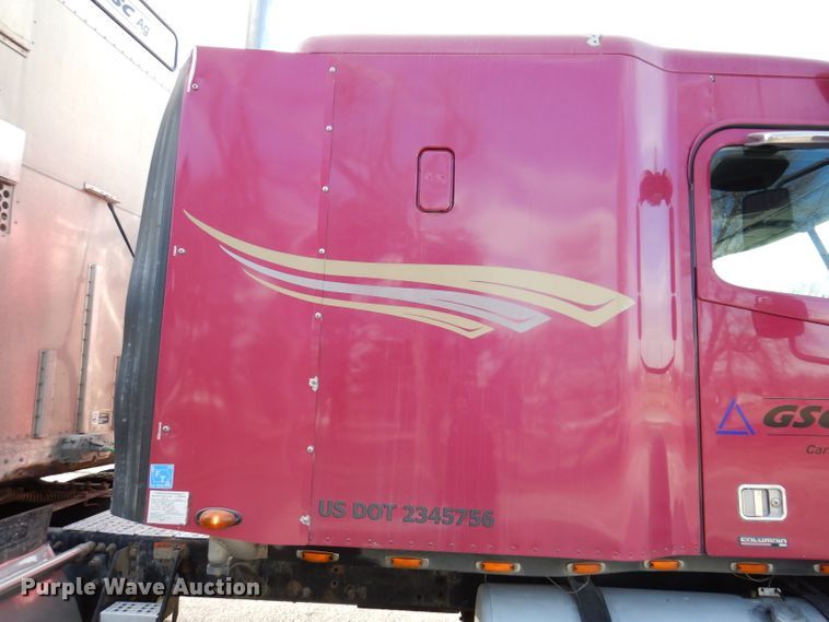 image for item JH9905 2006 Freightliner Columbia 120  semi truck