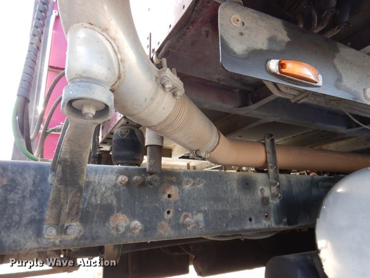 image for item JH9905 2006 Freightliner Columbia 120  semi truck