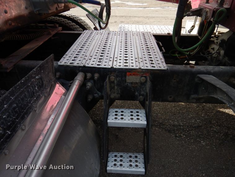 image for item JH9905 2006 Freightliner Columbia 120  semi truck