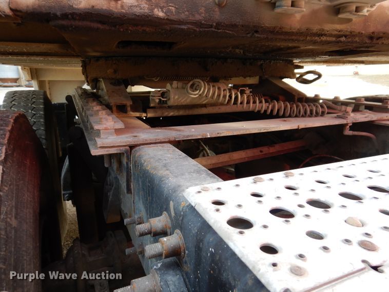 image for item JH9905 2006 Freightliner Columbia 120  semi truck