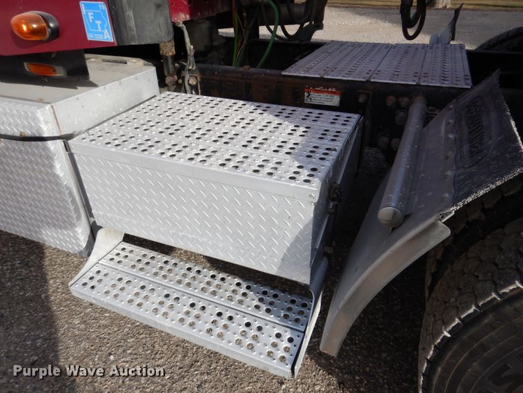 image for item JH9905 2006 Freightliner Columbia 120  semi truck