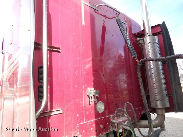 image for item JH9905 2006 Freightliner Columbia 120  semi truck