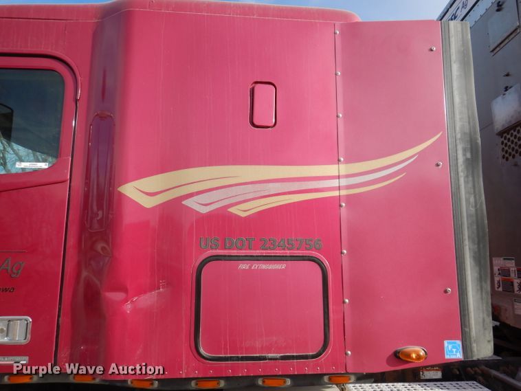 image for item JH9905 2006 Freightliner Columbia 120  semi truck