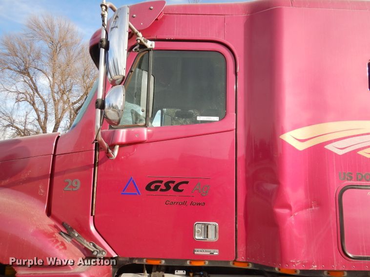 image for item JH9905 2006 Freightliner Columbia 120  semi truck