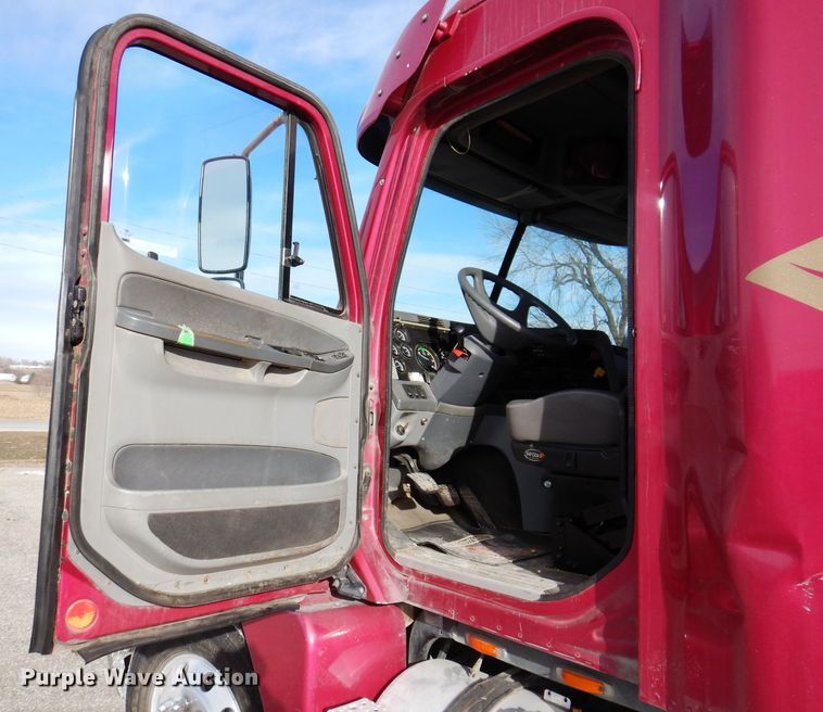 image for item JH9905 2006 Freightliner Columbia 120  semi truck