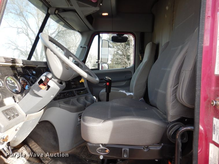 image for item JH9905 2006 Freightliner Columbia 120  semi truck