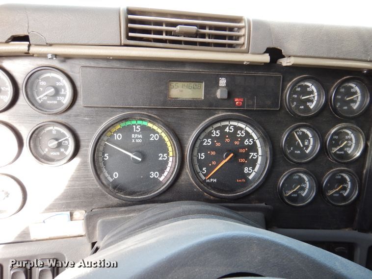 image for item JH9905 2006 Freightliner Columbia 120  semi truck