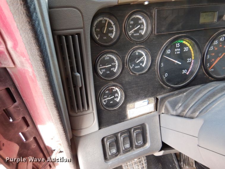 image for item JH9905 2006 Freightliner Columbia 120  semi truck