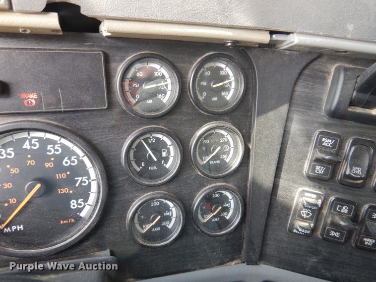 image for item JH9905 2006 Freightliner Columbia 120  semi truck