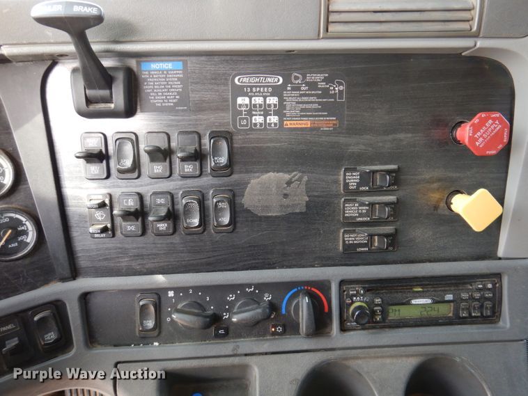 image for item JH9905 2006 Freightliner Columbia 120  semi truck