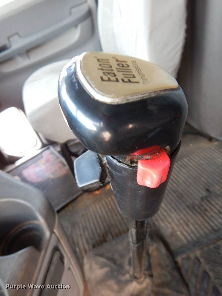 image for item JH9905 2006 Freightliner Columbia 120  semi truck