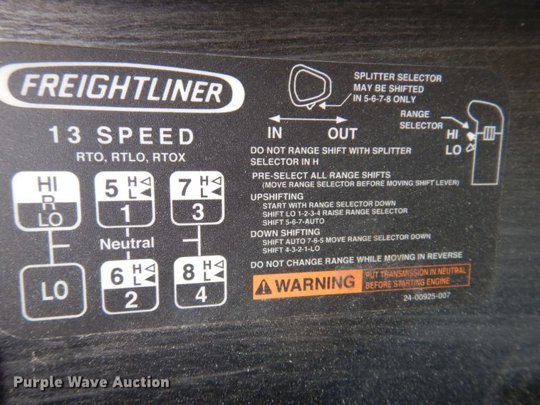 image for item JH9905 2006 Freightliner Columbia 120  semi truck