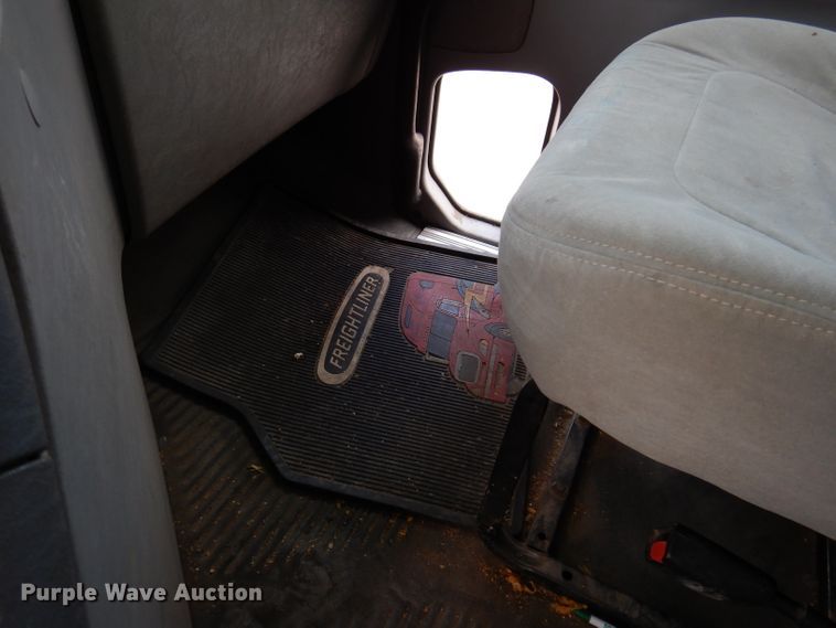 image for item JH9905 2006 Freightliner Columbia 120  semi truck