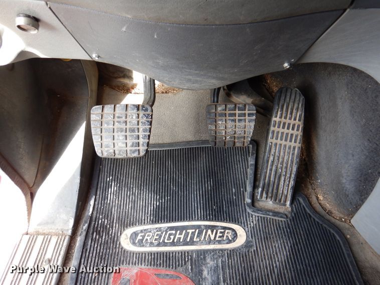 image for item JH9905 2006 Freightliner Columbia 120  semi truck