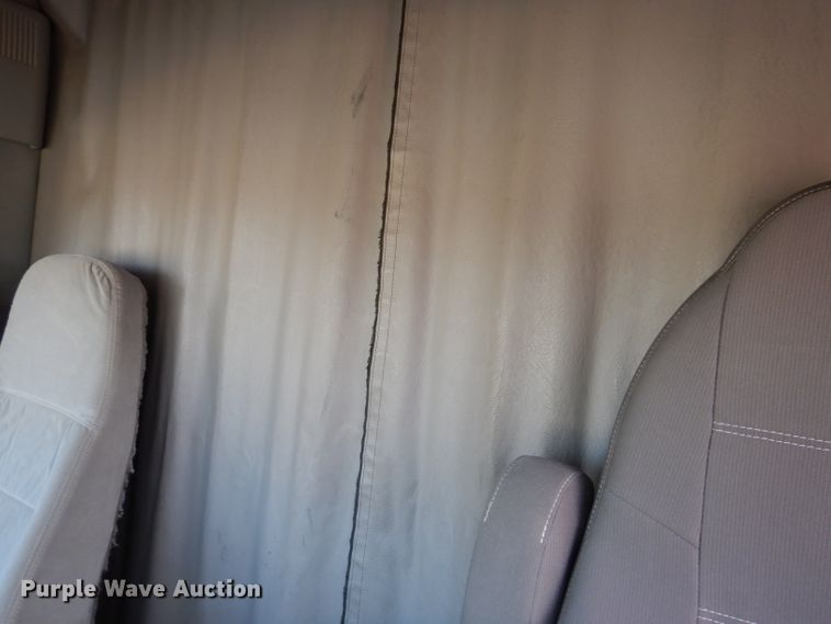 image for item JH9905 2006 Freightliner Columbia 120  semi truck