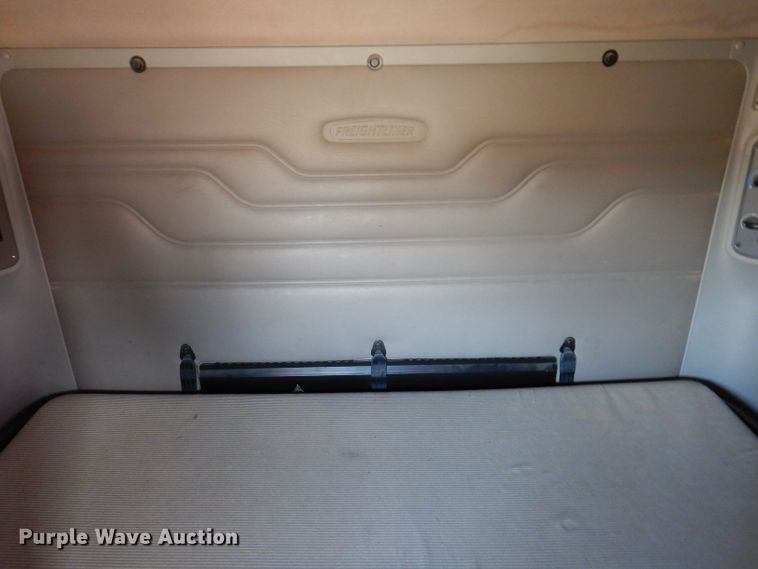 image for item JH9905 2006 Freightliner Columbia 120  semi truck