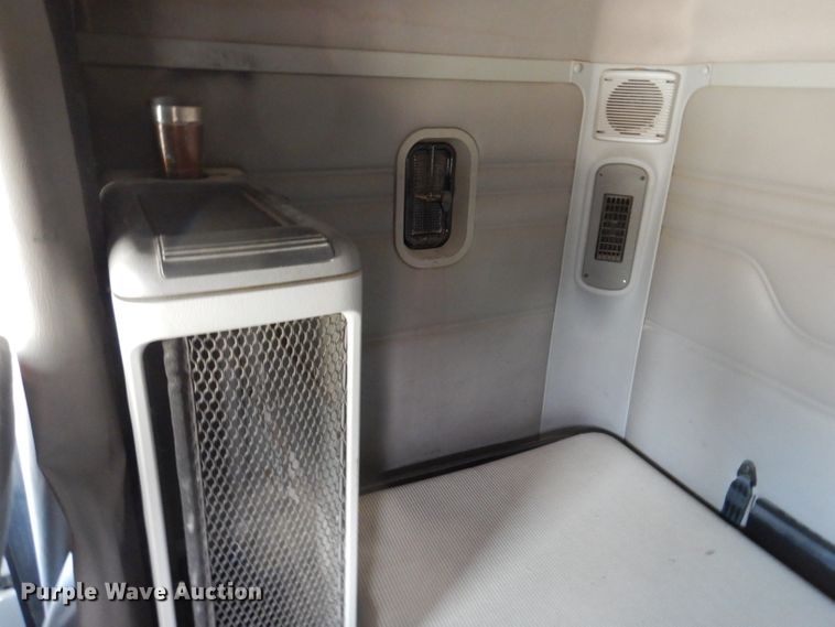 image for item JH9905 2006 Freightliner Columbia 120  semi truck