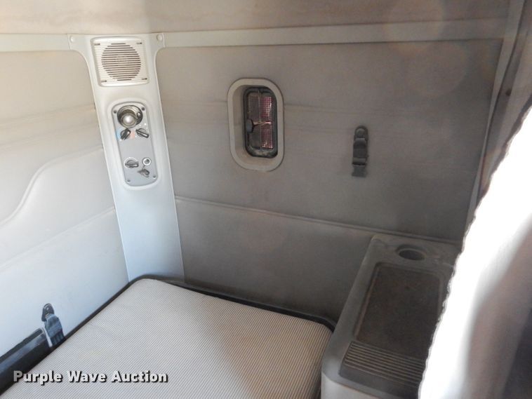 image for item JH9905 2006 Freightliner Columbia 120  semi truck