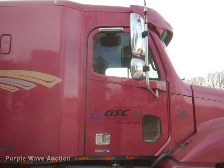 image for item JH9905 2006 Freightliner Columbia 120  semi truck