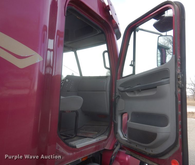 image for item JH9905 2006 Freightliner Columbia 120  semi truck