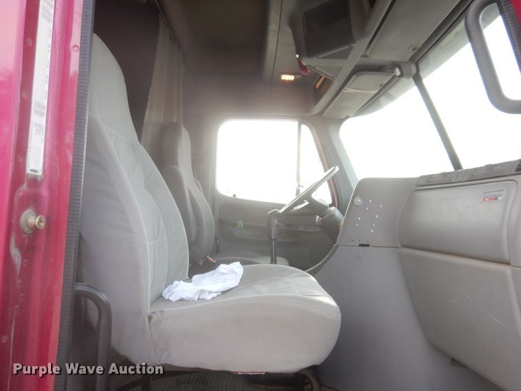 image for item JH9905 2006 Freightliner Columbia 120  semi truck