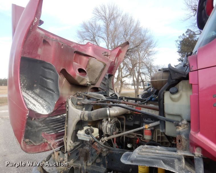 image for item JH9905 2006 Freightliner Columbia 120  semi truck