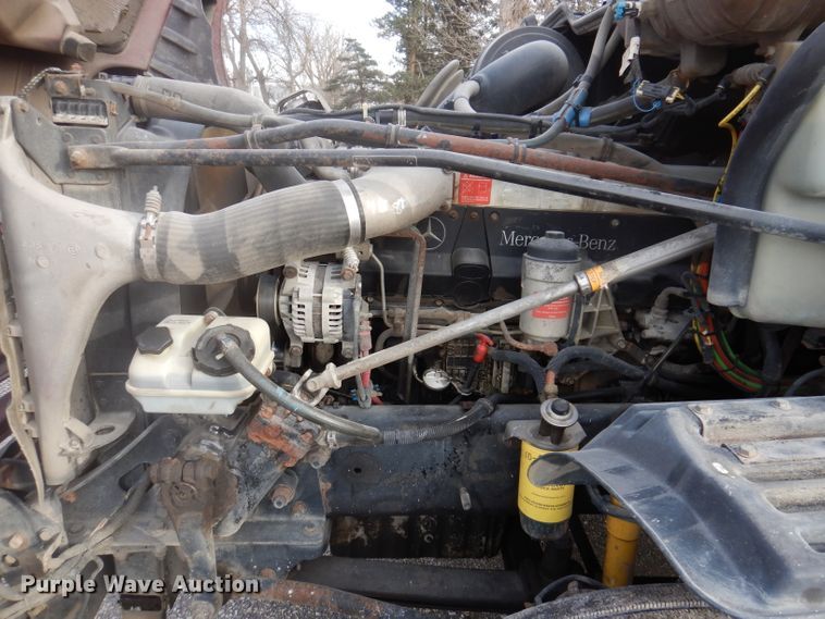 image for item JH9905 2006 Freightliner Columbia 120  semi truck