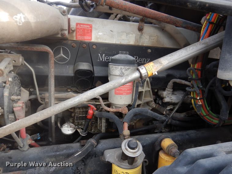 image for item JH9905 2006 Freightliner Columbia 120  semi truck