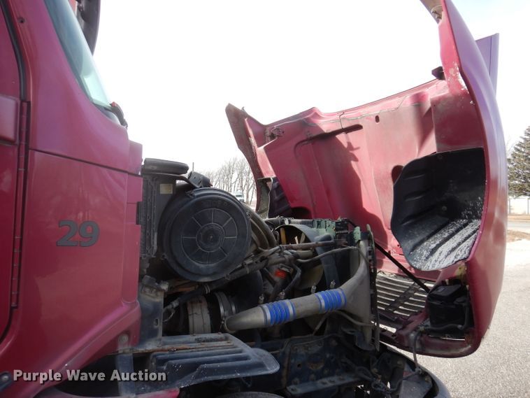 image for item JH9905 2006 Freightliner Columbia 120  semi truck