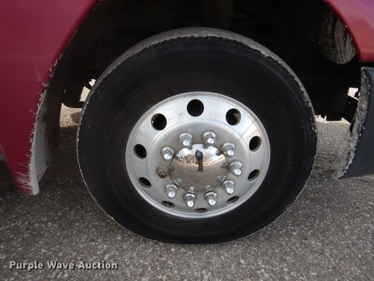 image for item JH9905 2006 Freightliner Columbia 120  semi truck