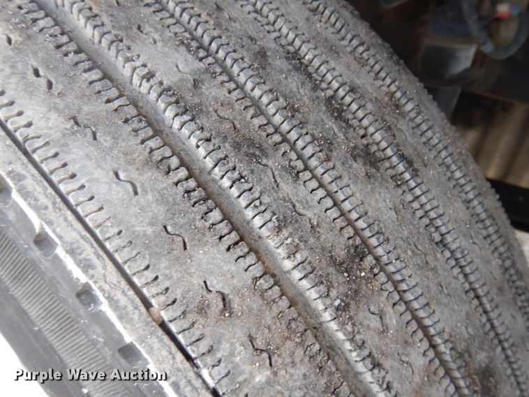 image for item JH9905 2006 Freightliner Columbia 120  semi truck