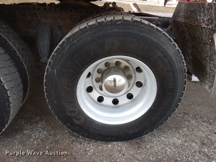 image for item JH9905 2006 Freightliner Columbia 120  semi truck