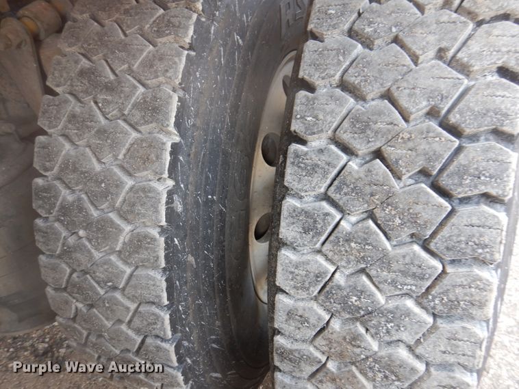 image for item JH9905 2006 Freightliner Columbia 120  semi truck