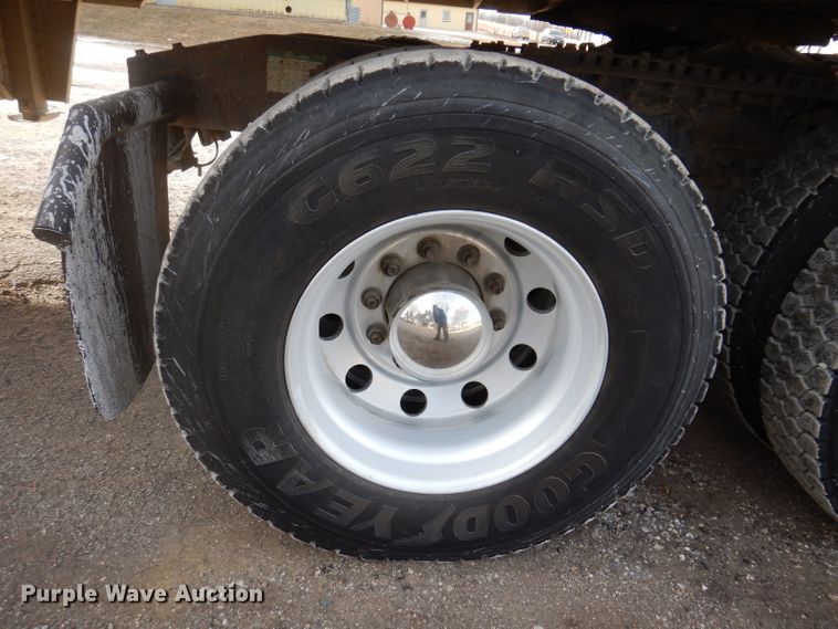 image for item JH9905 2006 Freightliner Columbia 120  semi truck