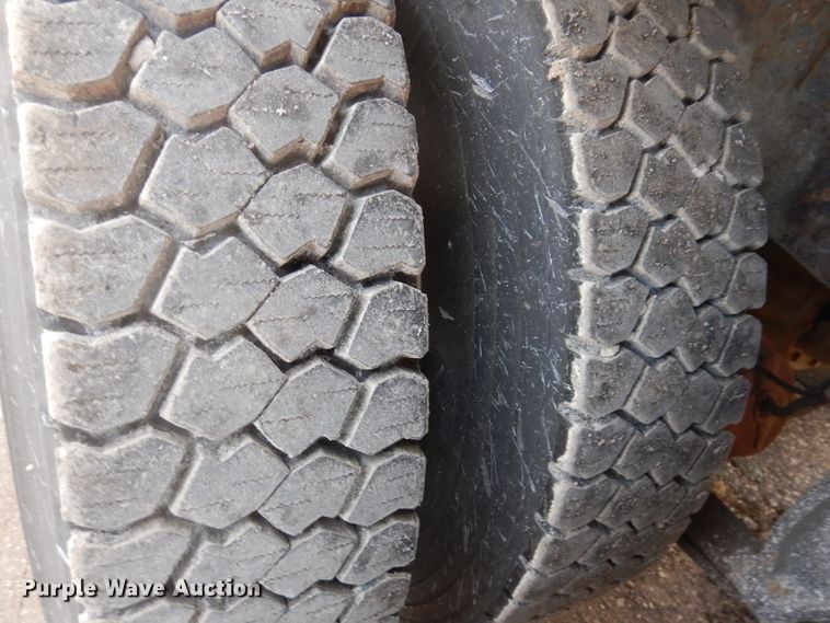 image for item JH9905 2006 Freightliner Columbia 120  semi truck