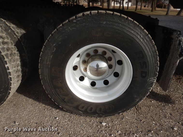 image for item JH9905 2006 Freightliner Columbia 120  semi truck