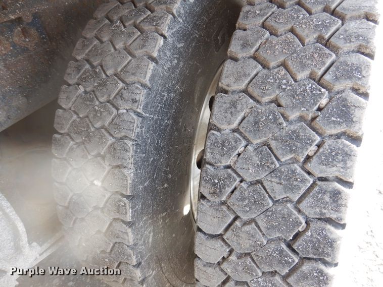 image for item JH9905 2006 Freightliner Columbia 120  semi truck