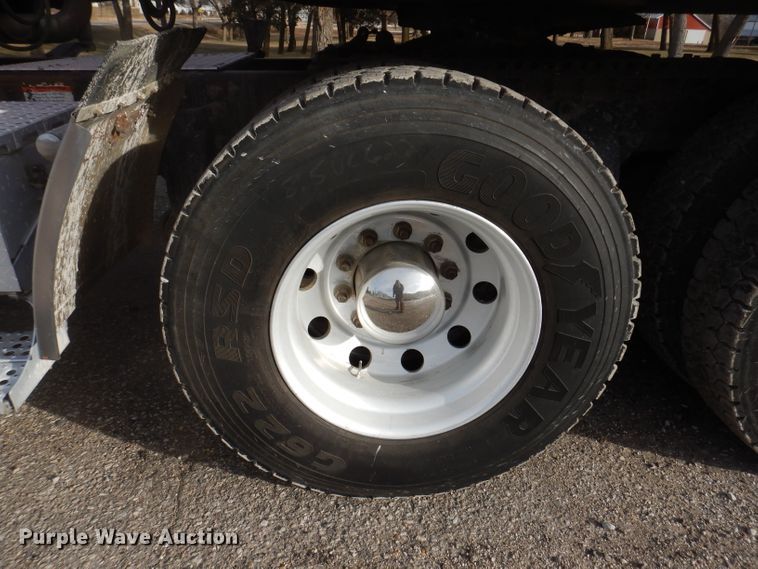 image for item JH9905 2006 Freightliner Columbia 120  semi truck