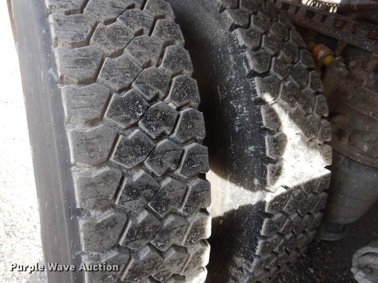 image for item JH9905 2006 Freightliner Columbia 120  semi truck