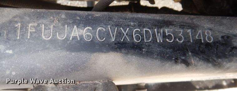 image for item JH9905 2006 Freightliner Columbia 120  semi truck