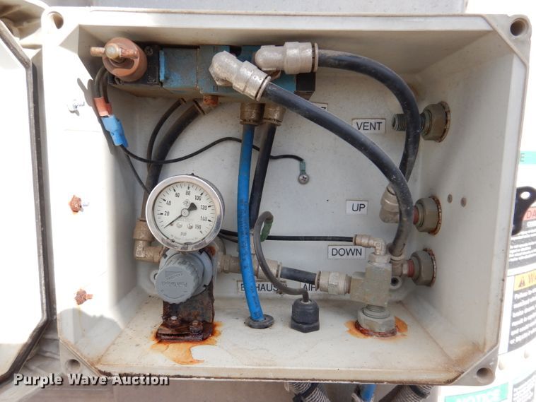 image for item JH9907 2007 Wilson PSDCL-402  livestsock trailer